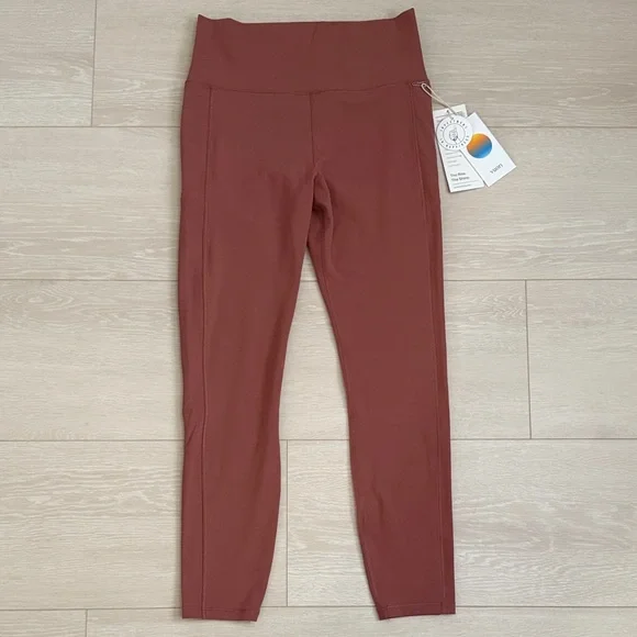 Vuori Studio Pocket Legging in Rosewood - Picture 2 of 9